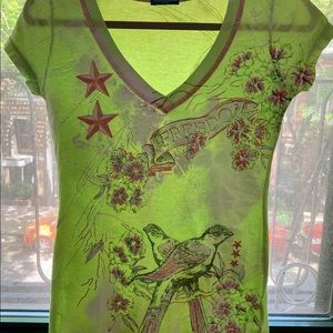 🍏Libertalia 💯cotton graphic V neck embellished